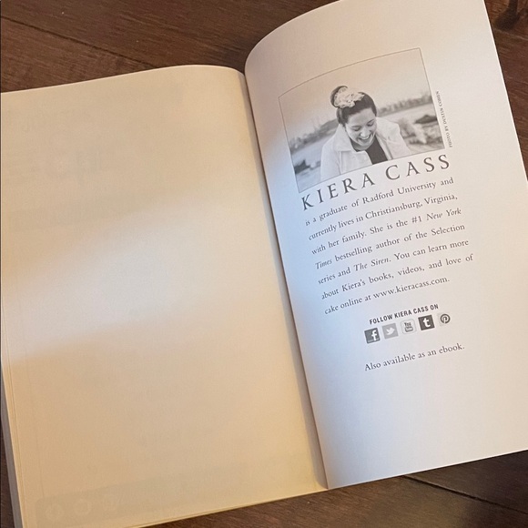 The Heir book by Kiera Cass - Picture 6 of 6